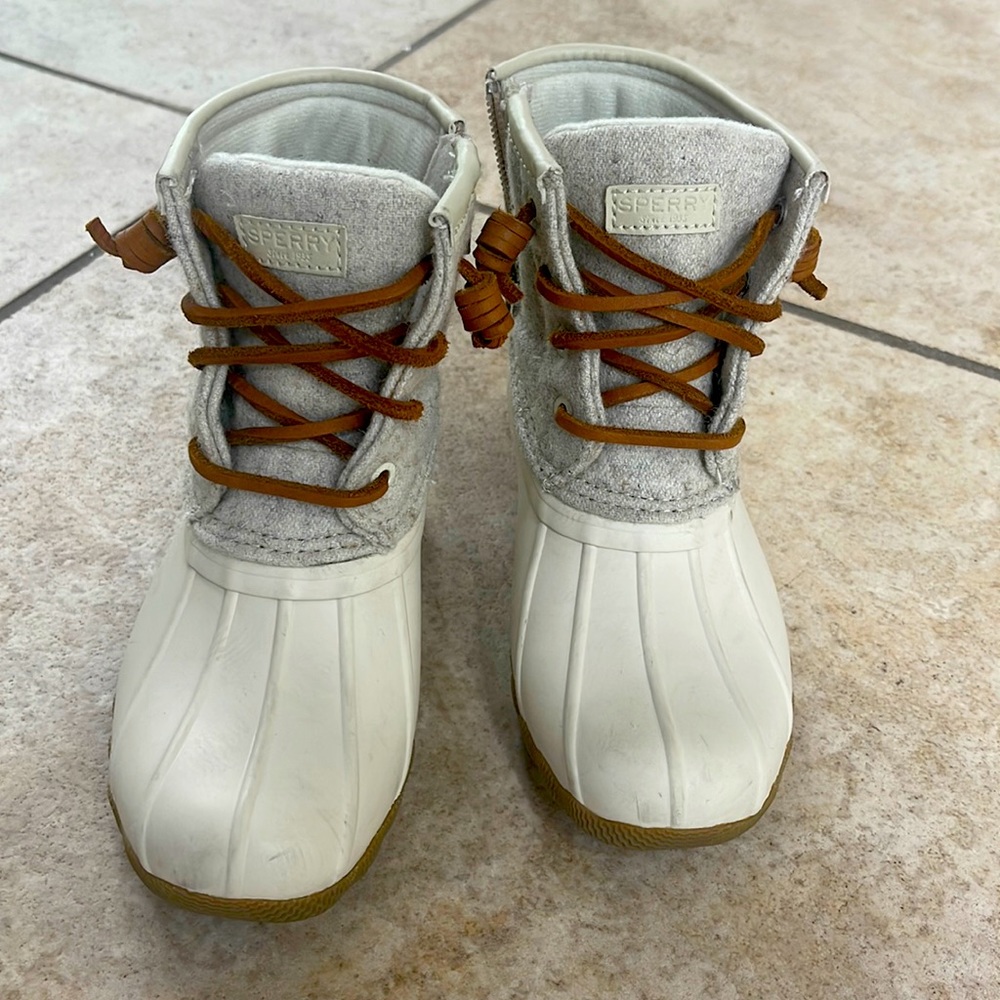 My daughter Sperry’s, barelybwear it once! Condition like new.